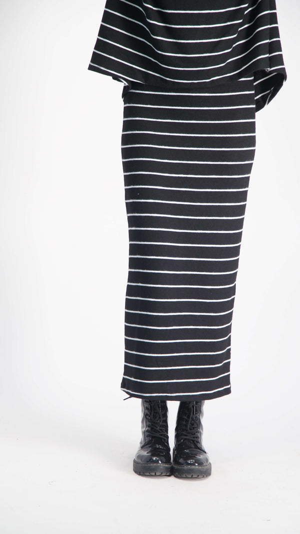 Skirt / Black Line