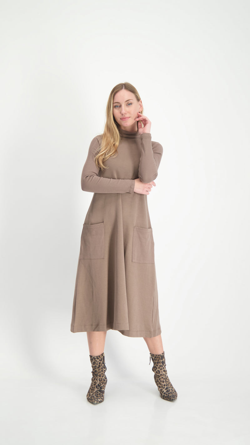 Turtleneck Pocket Dress / Brown